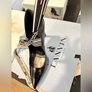 Dress up or dress down . Brand new style luxury style heels . Great for dinner.